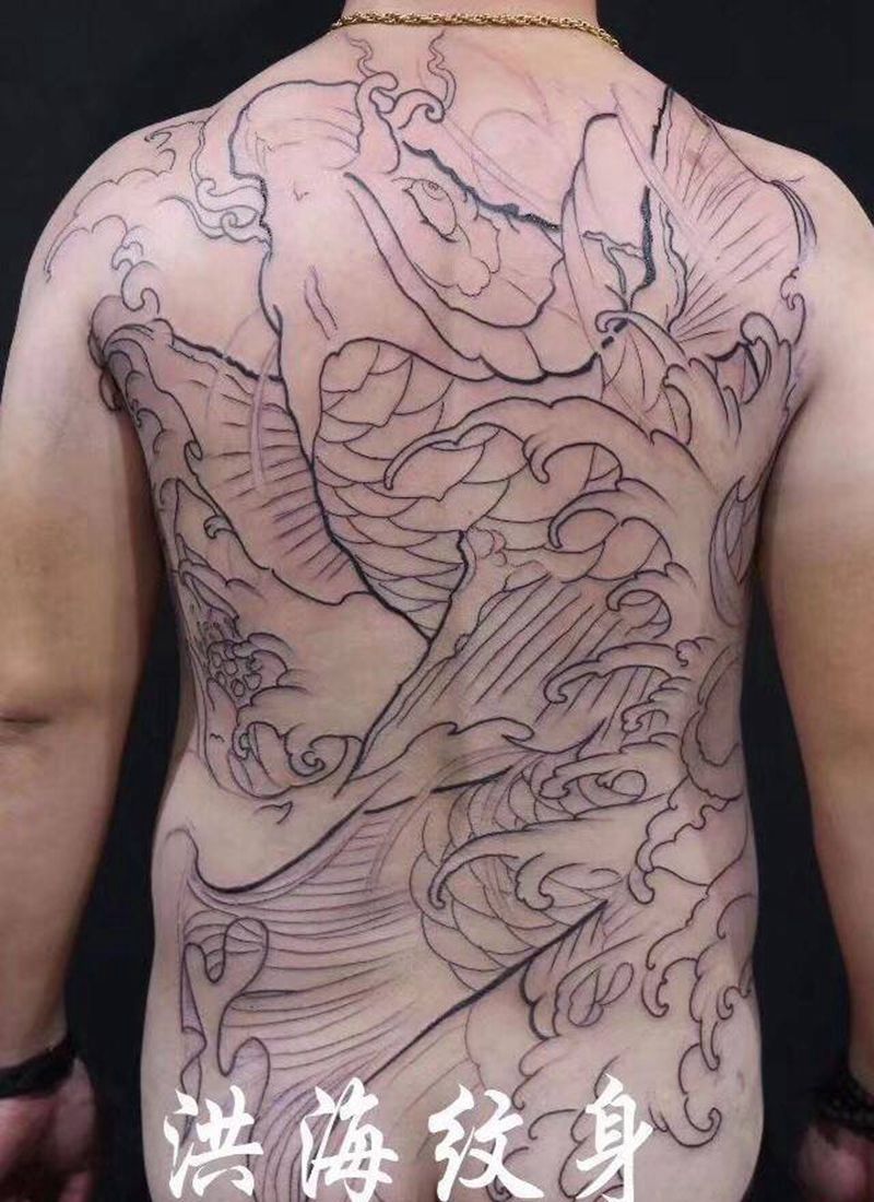 满背鱼纹身图片_