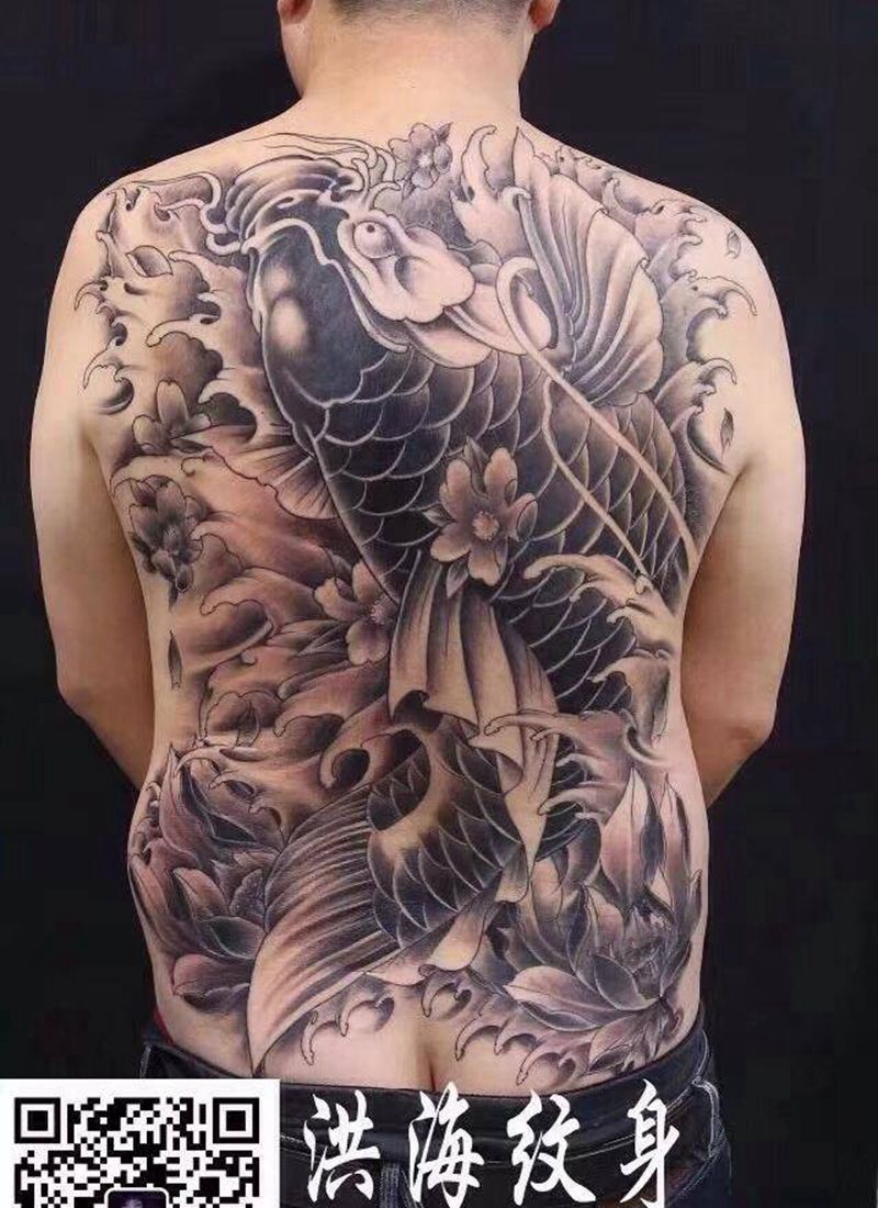 满背鱼纹身图片_成品背部传统动物纹身图案