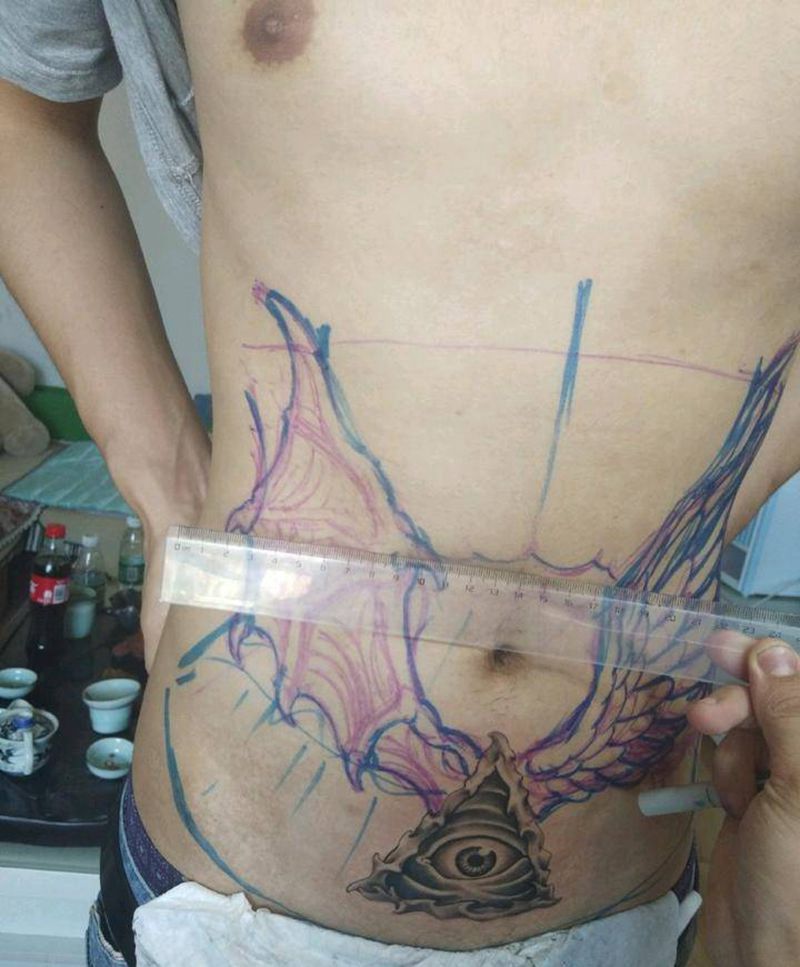 又一个手绘翅膀，先做一半纹身图片_腰部欧美写实翅膀上帝之眼纹身图案