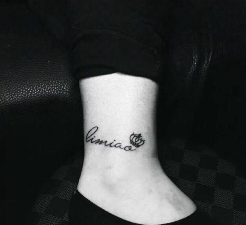 脚踝字母纹身图片_