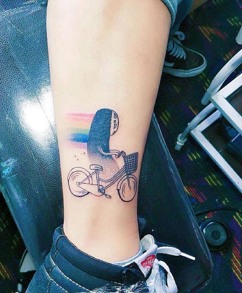 骑单车的小女孩纹身图片_腿部水墨水彩纹身图案