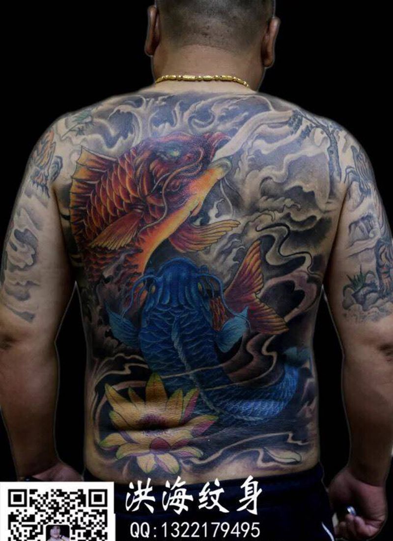 满背彩色鲤鱼纹身图片_成品欧美传统背部动物纹身图案