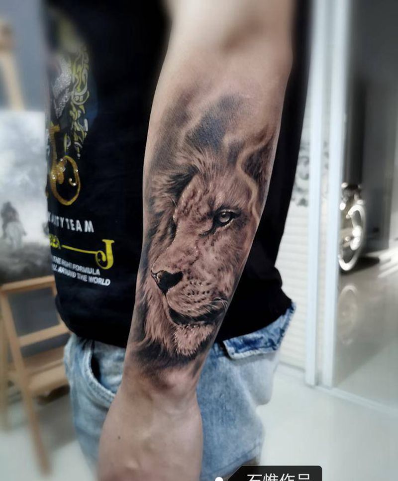 狮子纹身图片_手臂欧美写实纹身图案