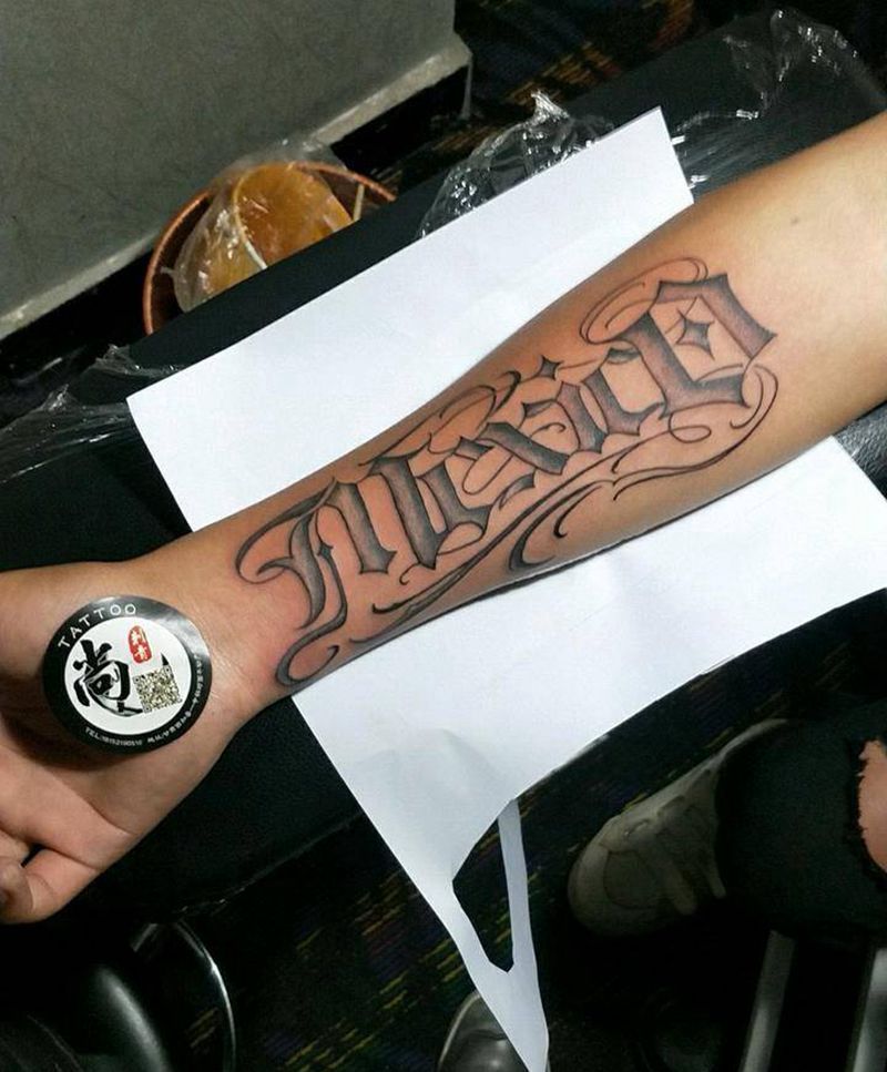 花体字纹身图片_手臂花体字纹身图案