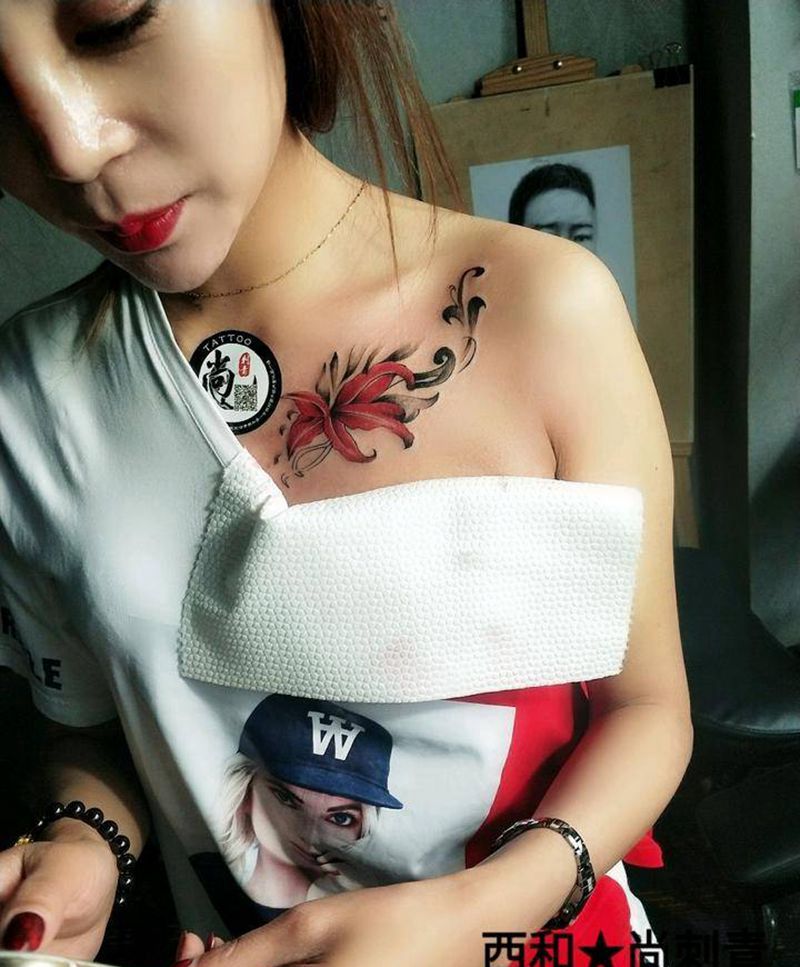 彼岸花纹身图片_颈部新传统彼岸花纹身图案