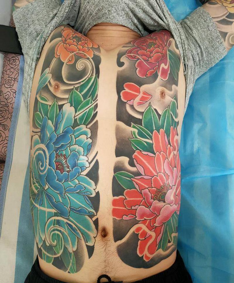 牡丹开衫纹身图片_胸部老传统纹身图案