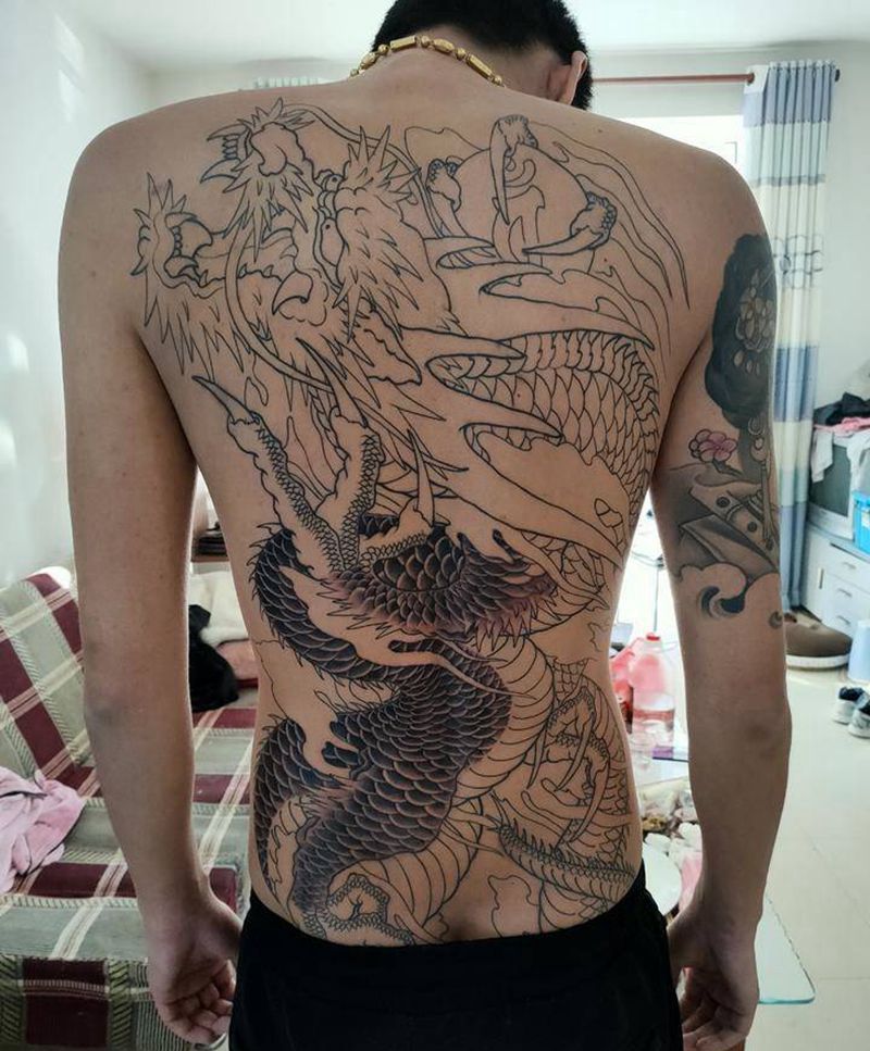 满背龙纹身图片_背部纹身图案