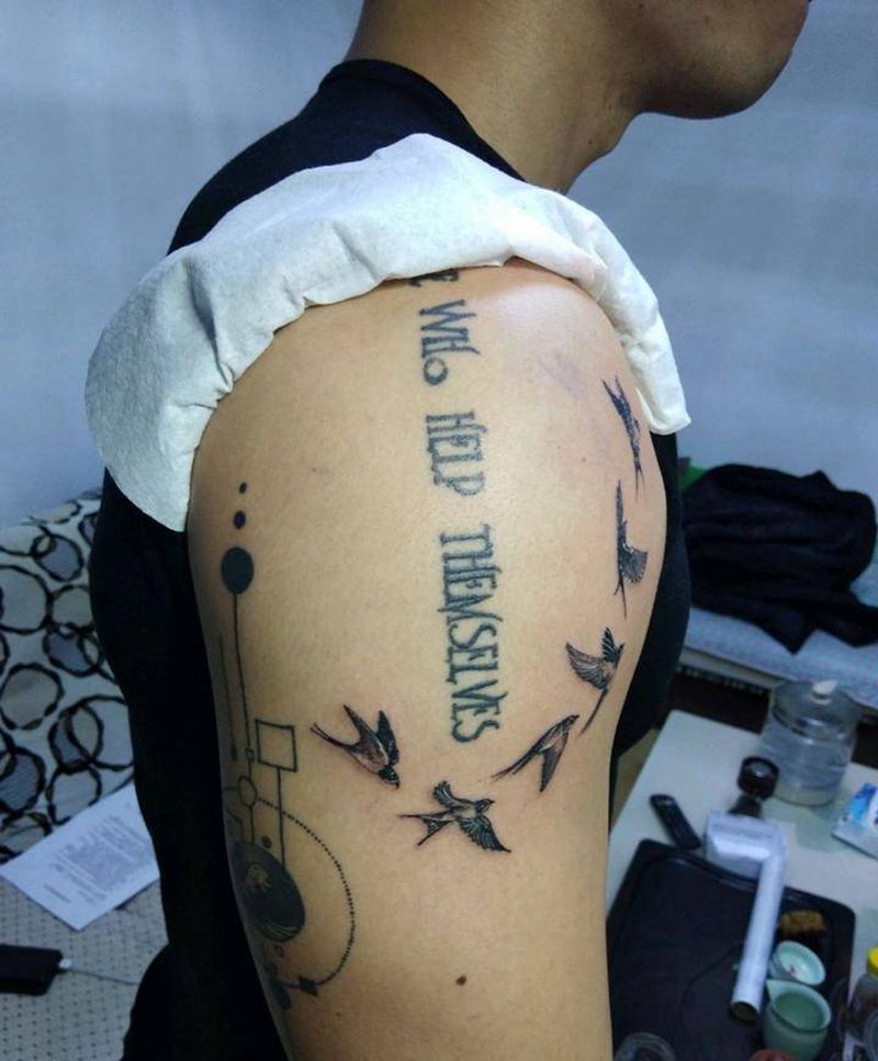 超迷你小燕子纹身图片_手臂欧美写实燕子纹身图案