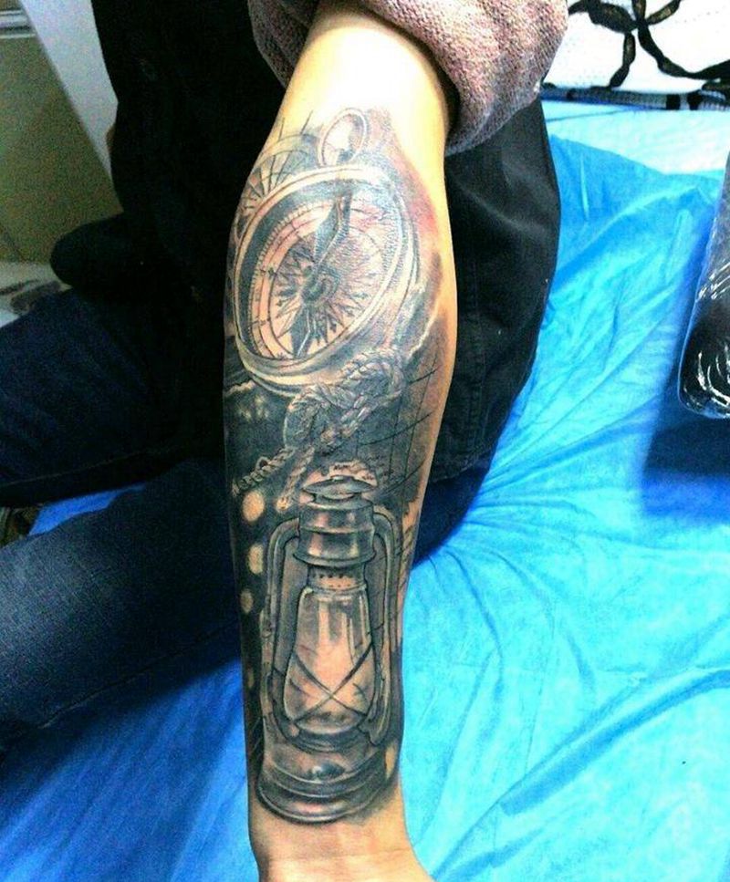 早期修改作品纹身图片_手臂欧美写实马灯指南针纹身图案