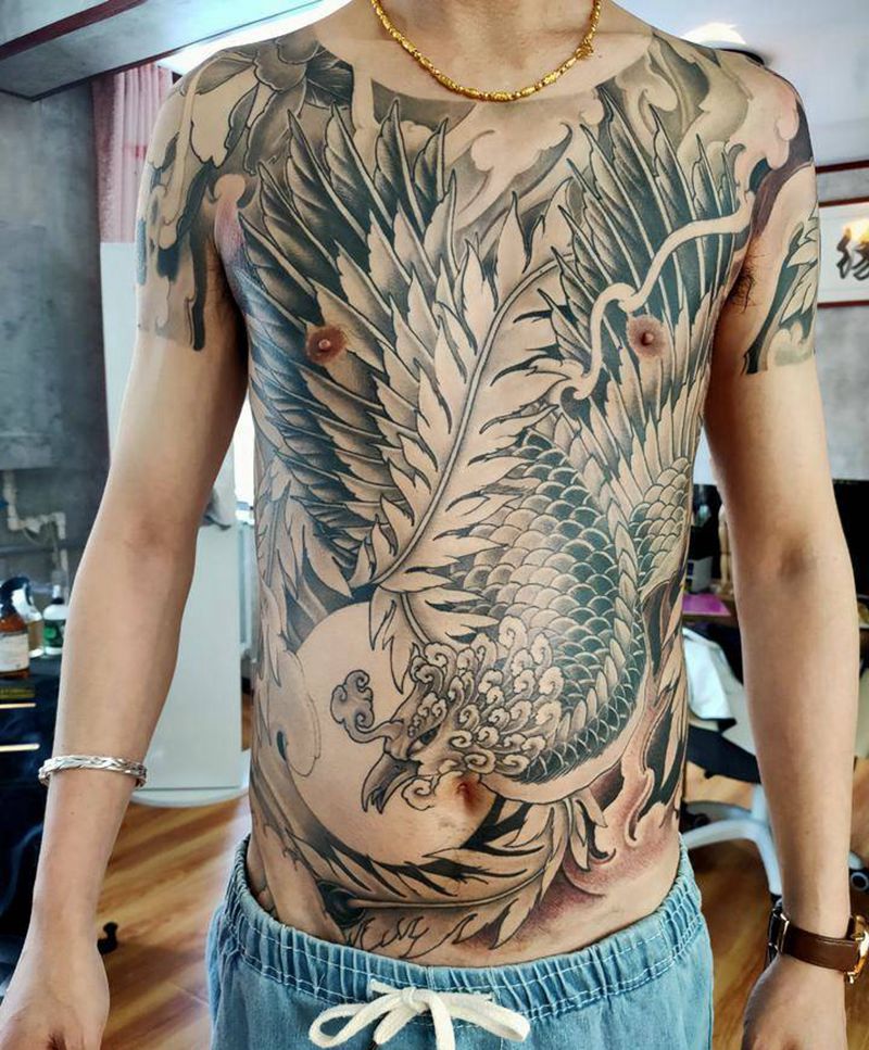 前胸 凤凰纹身图片_胸部新传统纹身图案