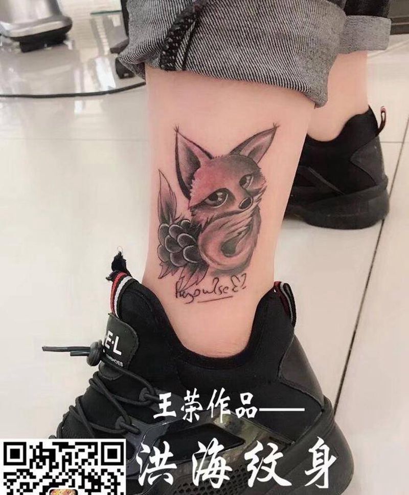 脚踝狐狸纹身图片_腿部脚部新传统欧美写实纹身图案