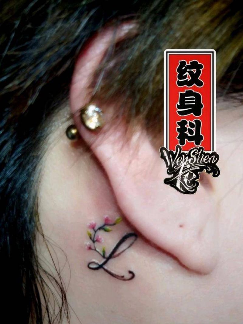 耳后的小花纹身图片_颈部水彩花字母纹身图案