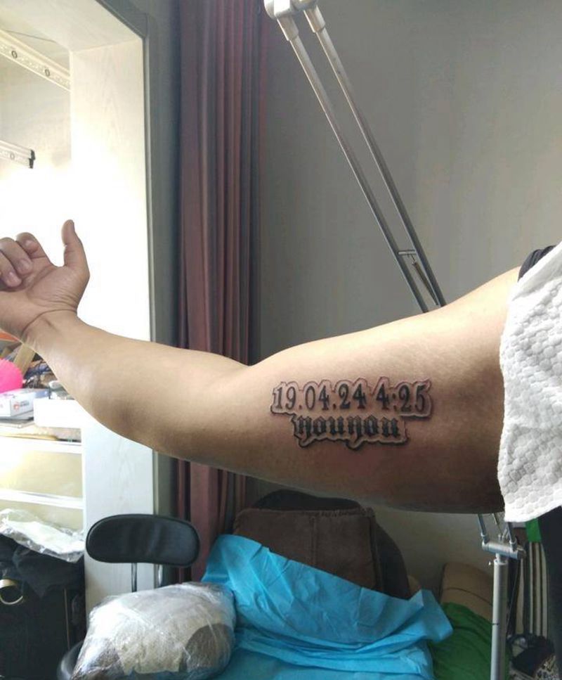 简单的出生日期纹身图片_手臂花体字纹身图案