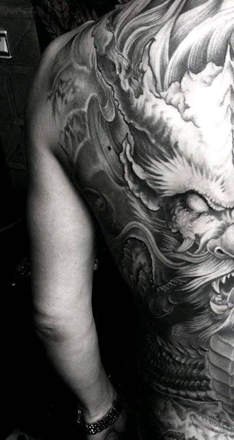 满背龙游天下细节展示纹身图片_背部新传统满背龙纹身图案