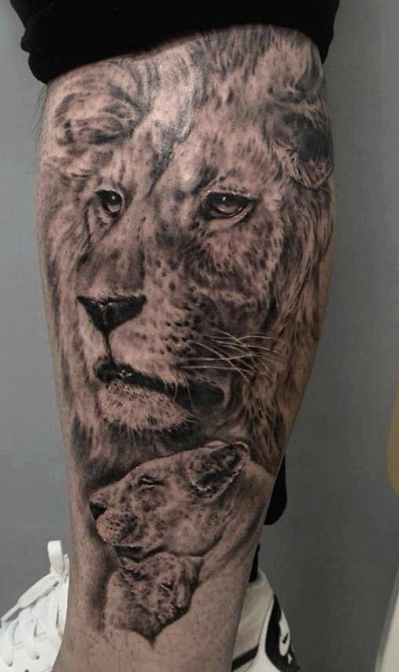 小腿狮子纹身图片_腿部欧美写实纹身图案