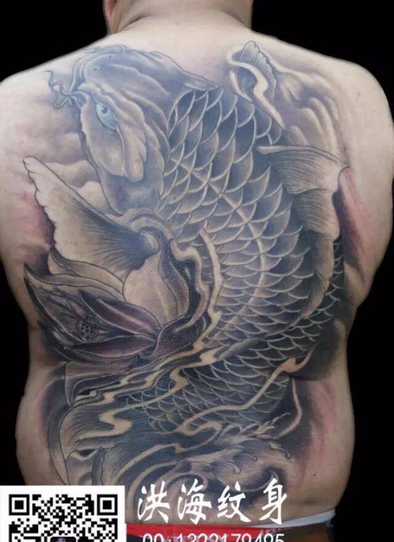 满背鲤鱼纹身纹身图片_背部传统成品纹身图案