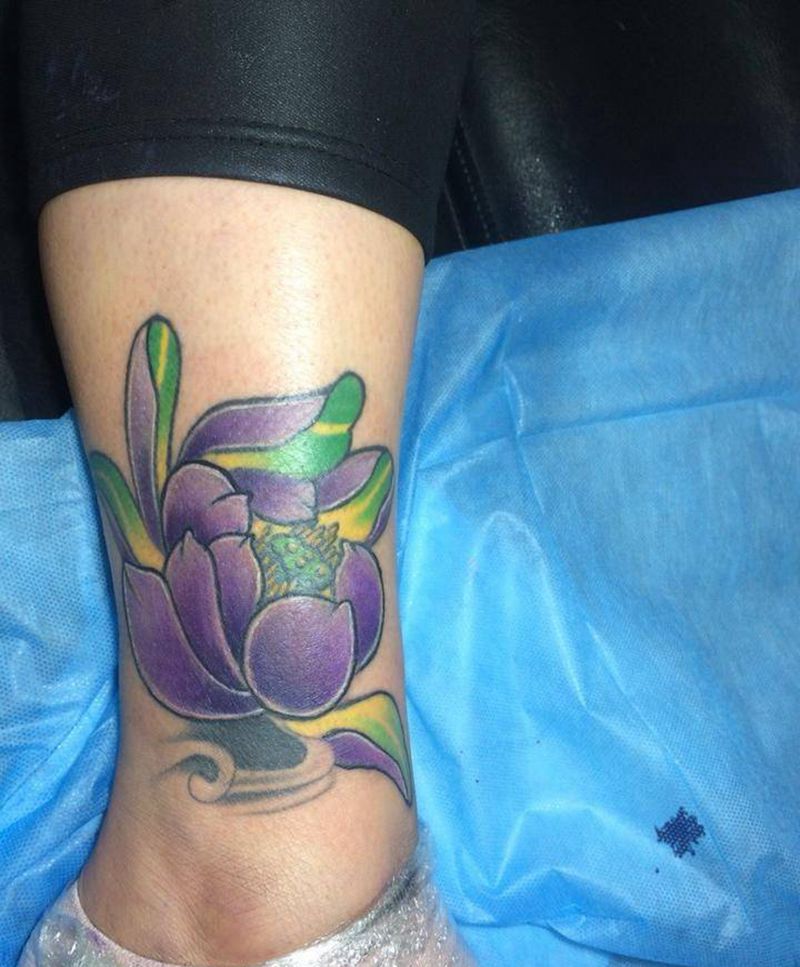 荷花覆盖字母纹身图片_