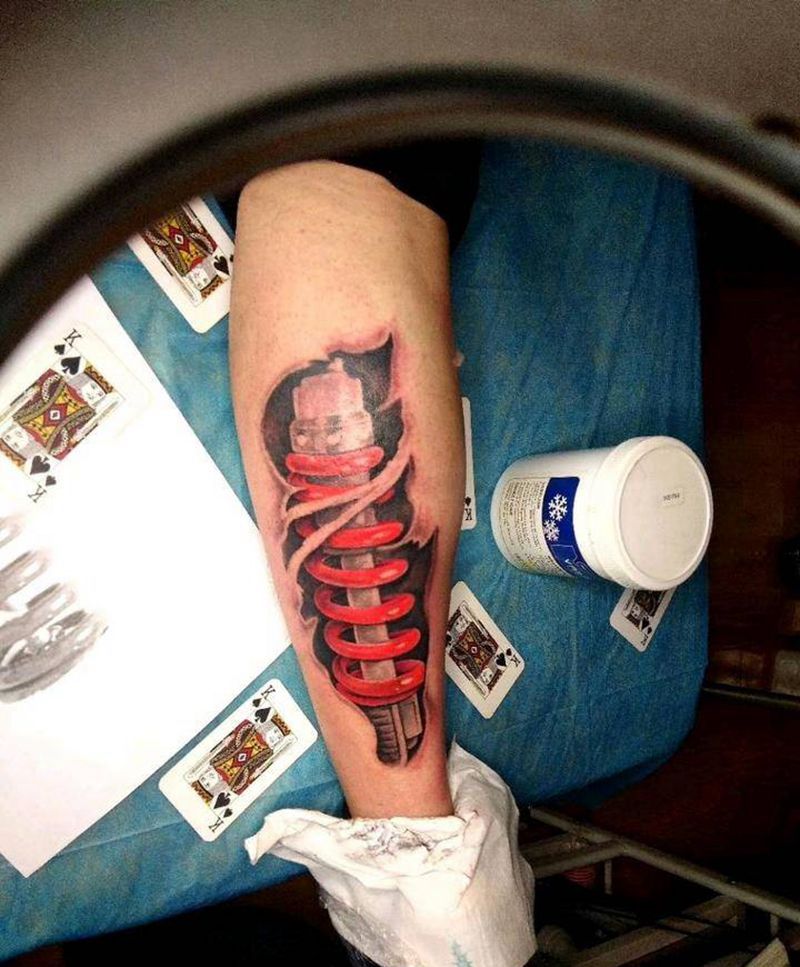 安装减震器纹身图片_腿部欧美写实减震器纹身图案
