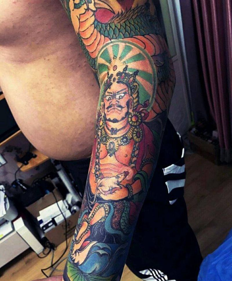 重彩传统花臂纹身图片_手臂老传统龙，黄财神纹身图案