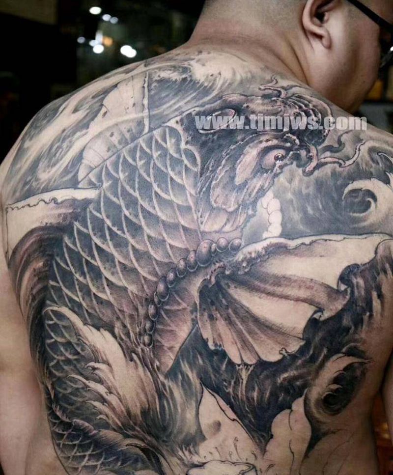 满背鱼纹身图片_