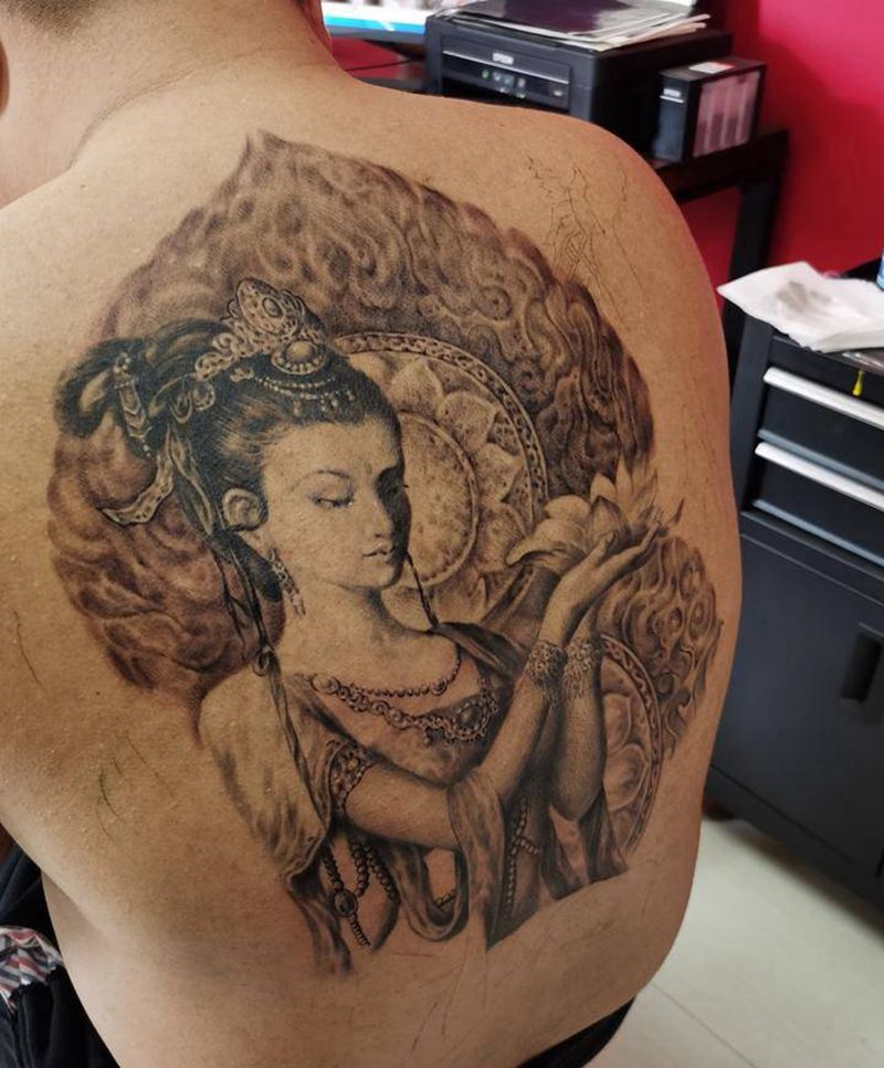 莲，未完纹身图片_背部新传统纹身图案