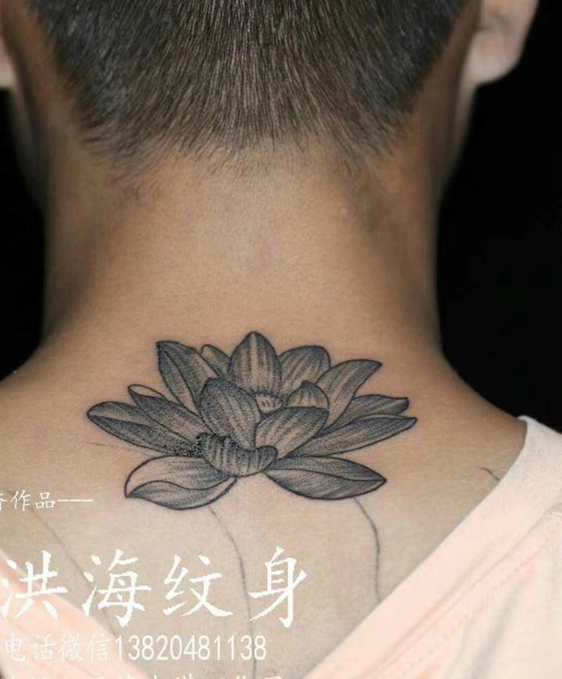 荷花纹身图片_背部颈部纹身图案
