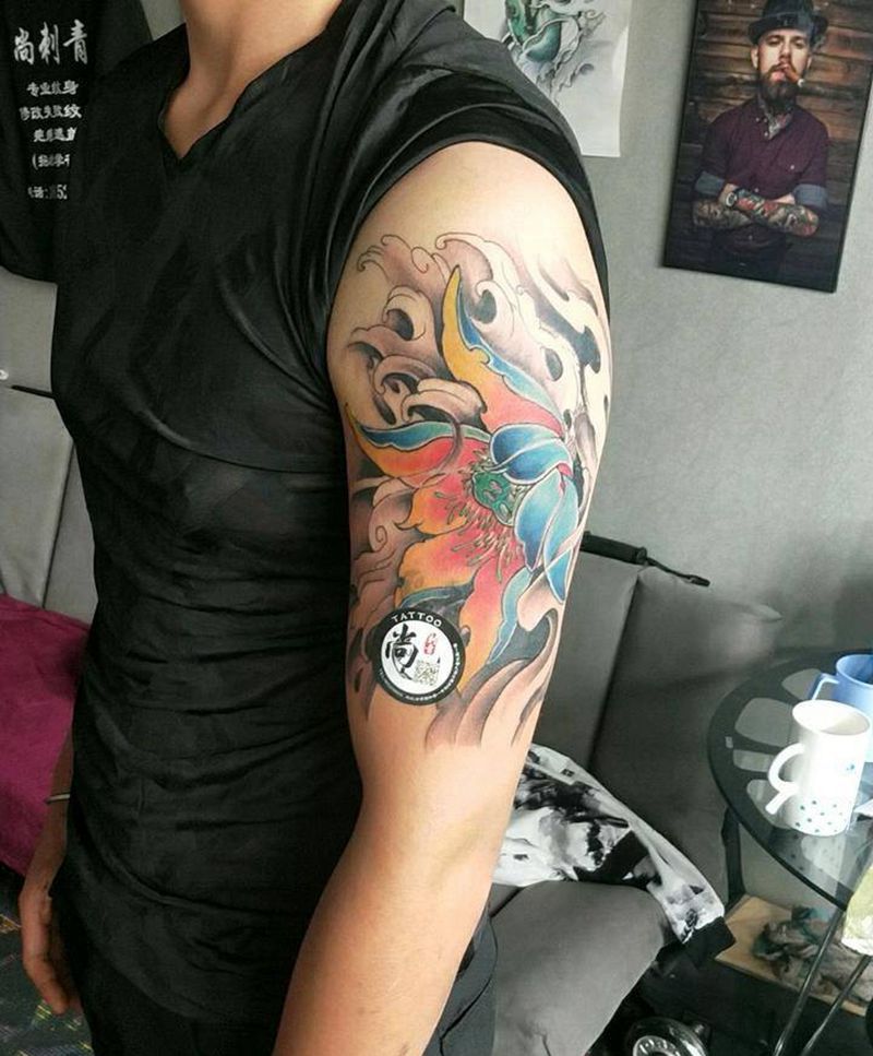 大臂荷花纹身图片_手臂老传统纹身图案