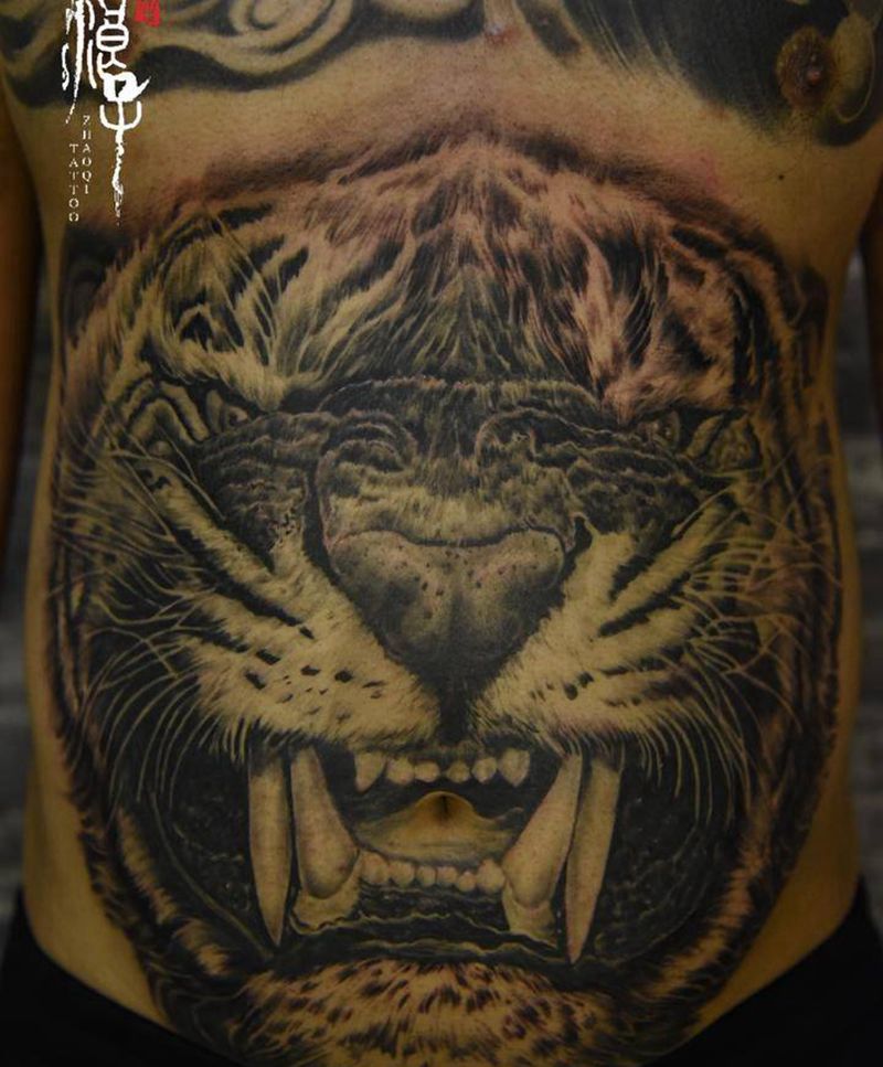 虎纹身图片_胸部欧美写实老虎虎写实纹身图案