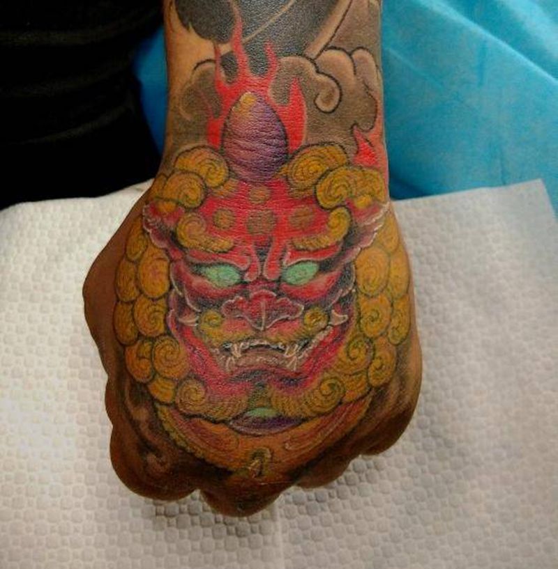 手背福狮纹身图片_手部老传统福狮，唐狮纹身图案