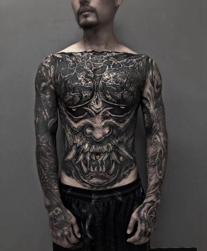 硬盖纹身图片_胸部欧美写实纹身图案