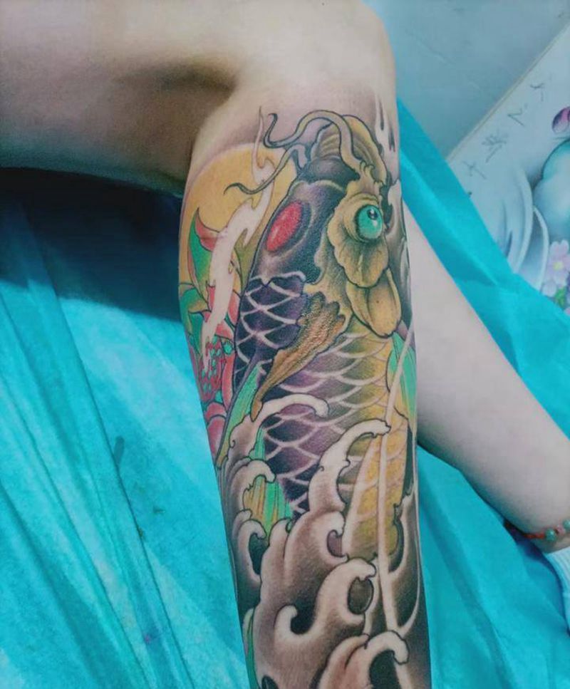 鱼纹身图片_腿部新传统纹身图案