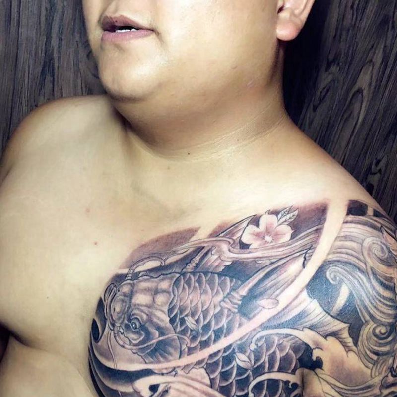 唐狮子 招财鱼 半胛纹身图片_