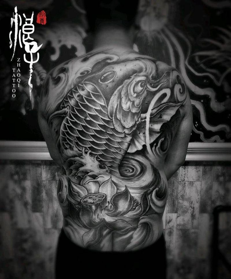 招财锦鲤纹身图片_背部新传统鱼纹身图案