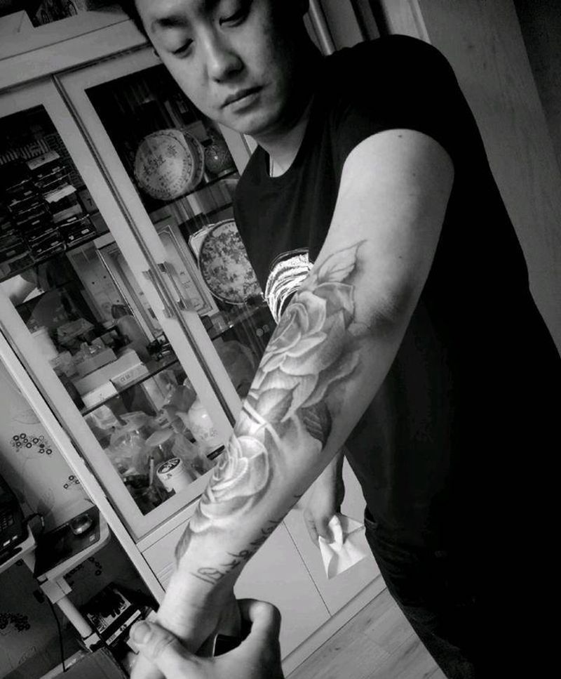 小臂玫瑰纹身图片_手臂欧美写实玫瑰纹身图案