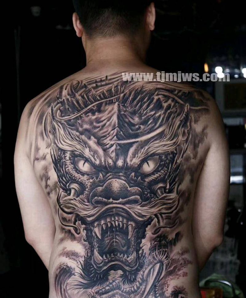 满背龙纹身图片_