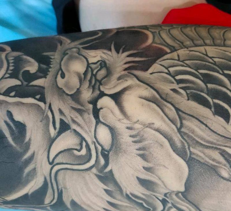 龙 包大腿纹身图片_腿部老传统纹身图案