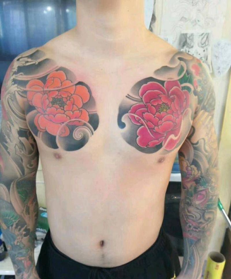 胸口两朵发纹身图片_胸部老传统纹身图案