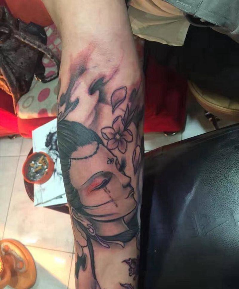 包小臂艺妓纹身图片_