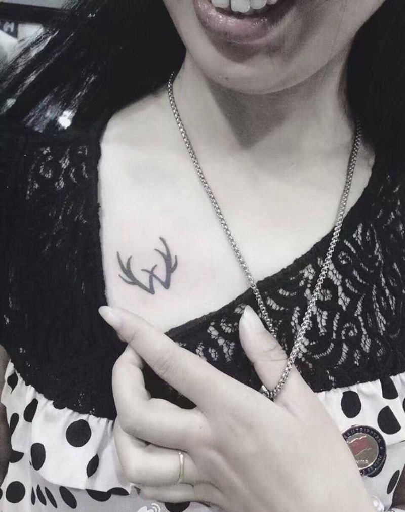 美女的首次脱白纹身图片