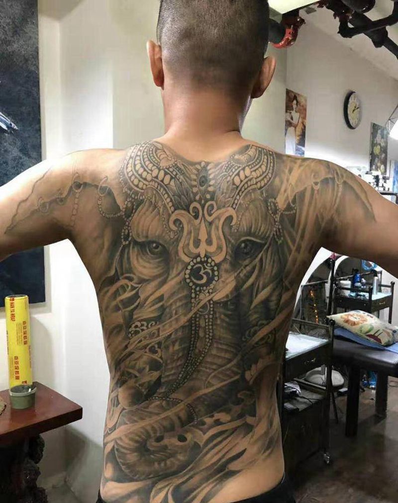 满背象神纹身图片_背部纹身图案