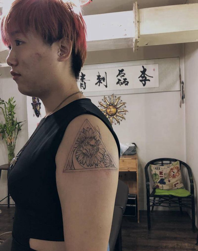 太阳花纹身图片_臀部水彩纹身图案