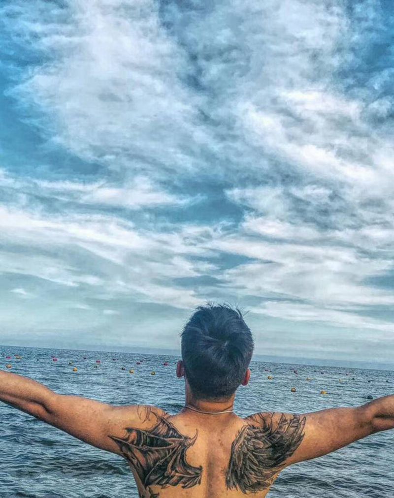 天使与恶魔，翅膀纹身图片_背部欧美写实纹身图案