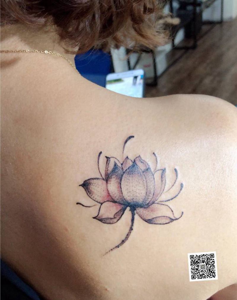 小清新荷花纹身图片_肩部小清新纹身图案
