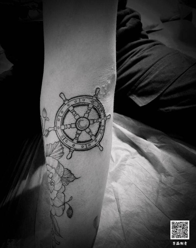 大气素花，超级自然纹身图片_手臂几何点刺纹身图案