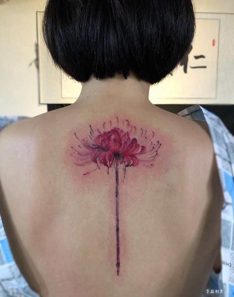脊柱彼岸花纹身图片_背部水墨纹身图案