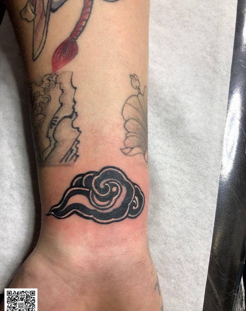 小云彩纹身图片_手臂新传统纹身图案