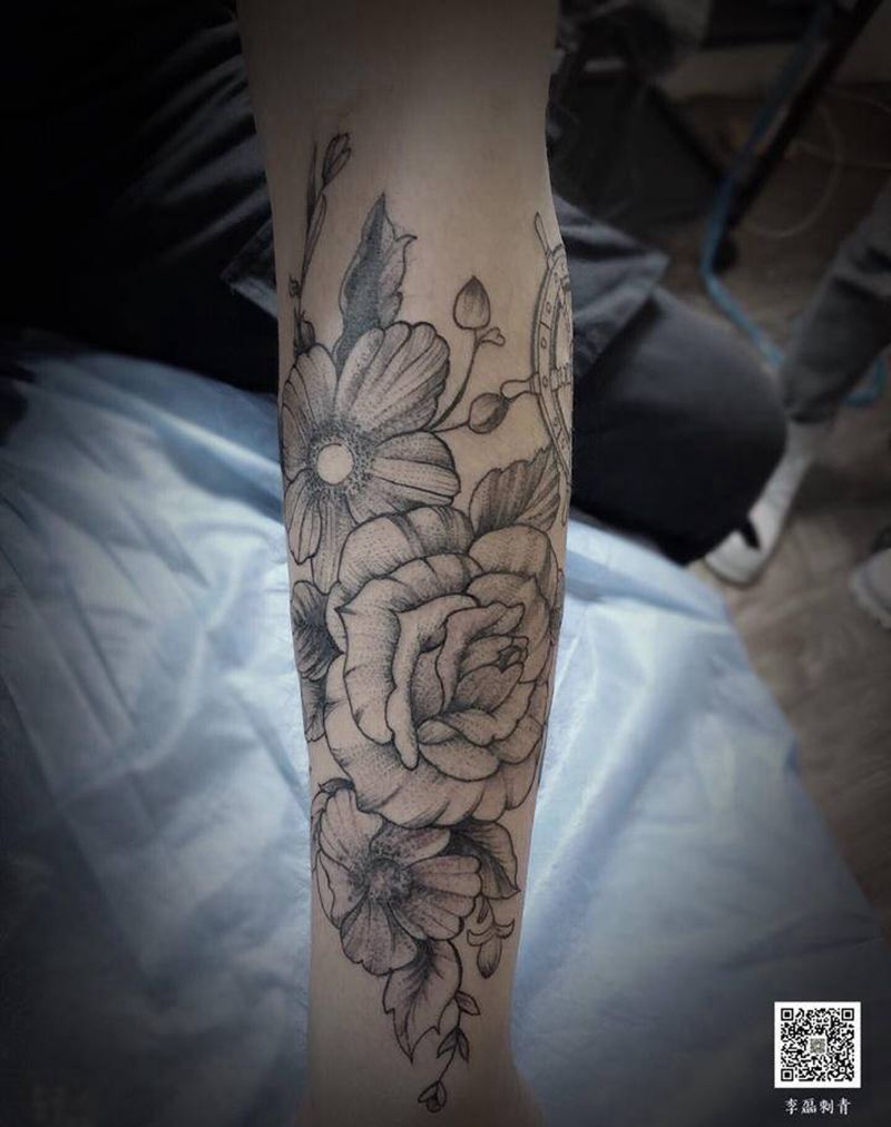 小臂素花纹身图片_手臂点刺纹身图案