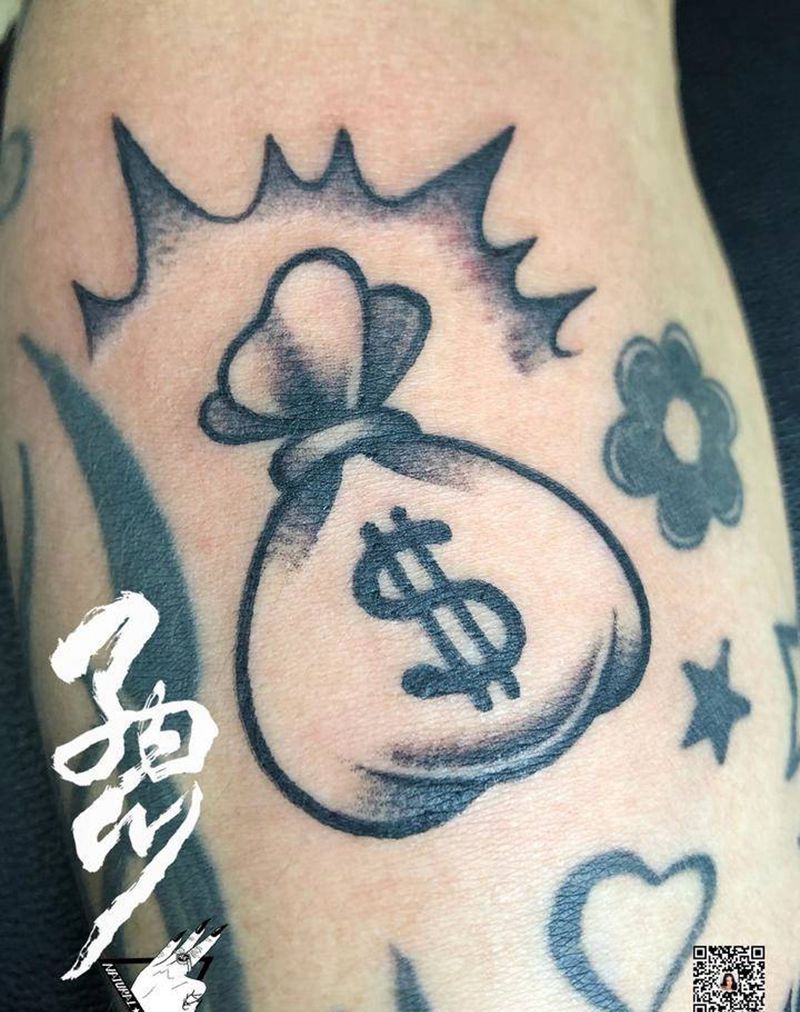 钱袋纹身图片_手臂Old School几何招财钱袋纹身图案