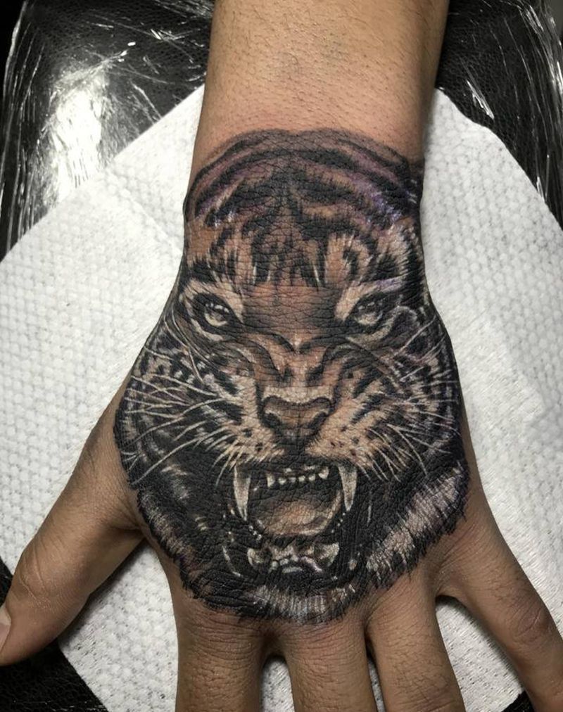 手背虎纹身图片_手部欧美写实纹身图案