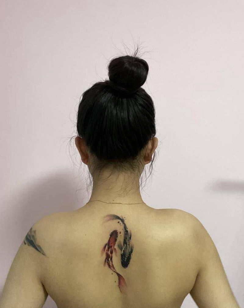 太极☯️水墨鱼纹身图片_背部水墨纹身图案